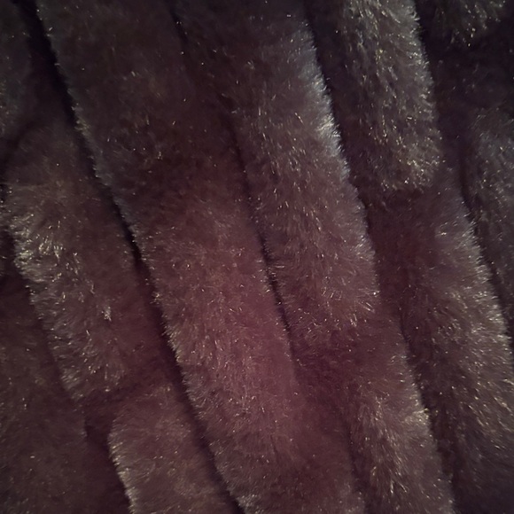 Elegant Black Faux Fur/Cape. - Picture 2 of 6